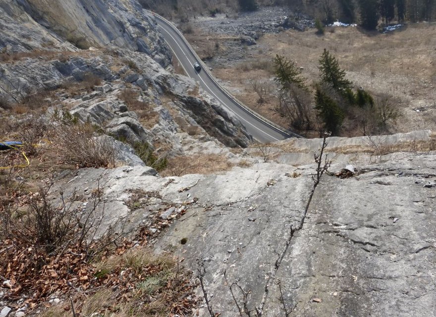 Felswand mit Blick auf die Brünigstrasse