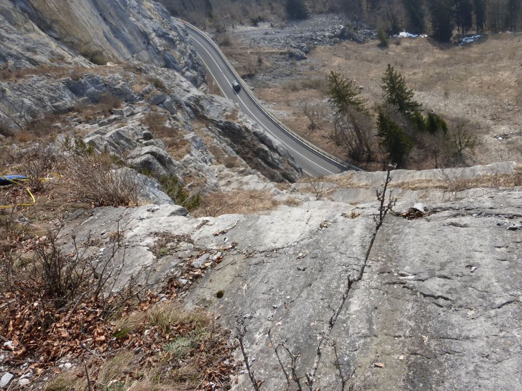 Felswand mit Blick auf die Brünigstrasse