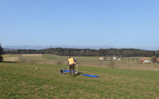 Feldarbeit Spaten und Bohrer