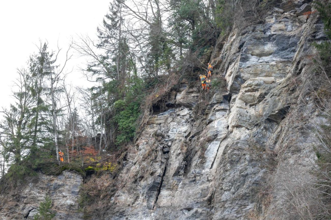 Arbeiter in Felswand mit Druckkissen