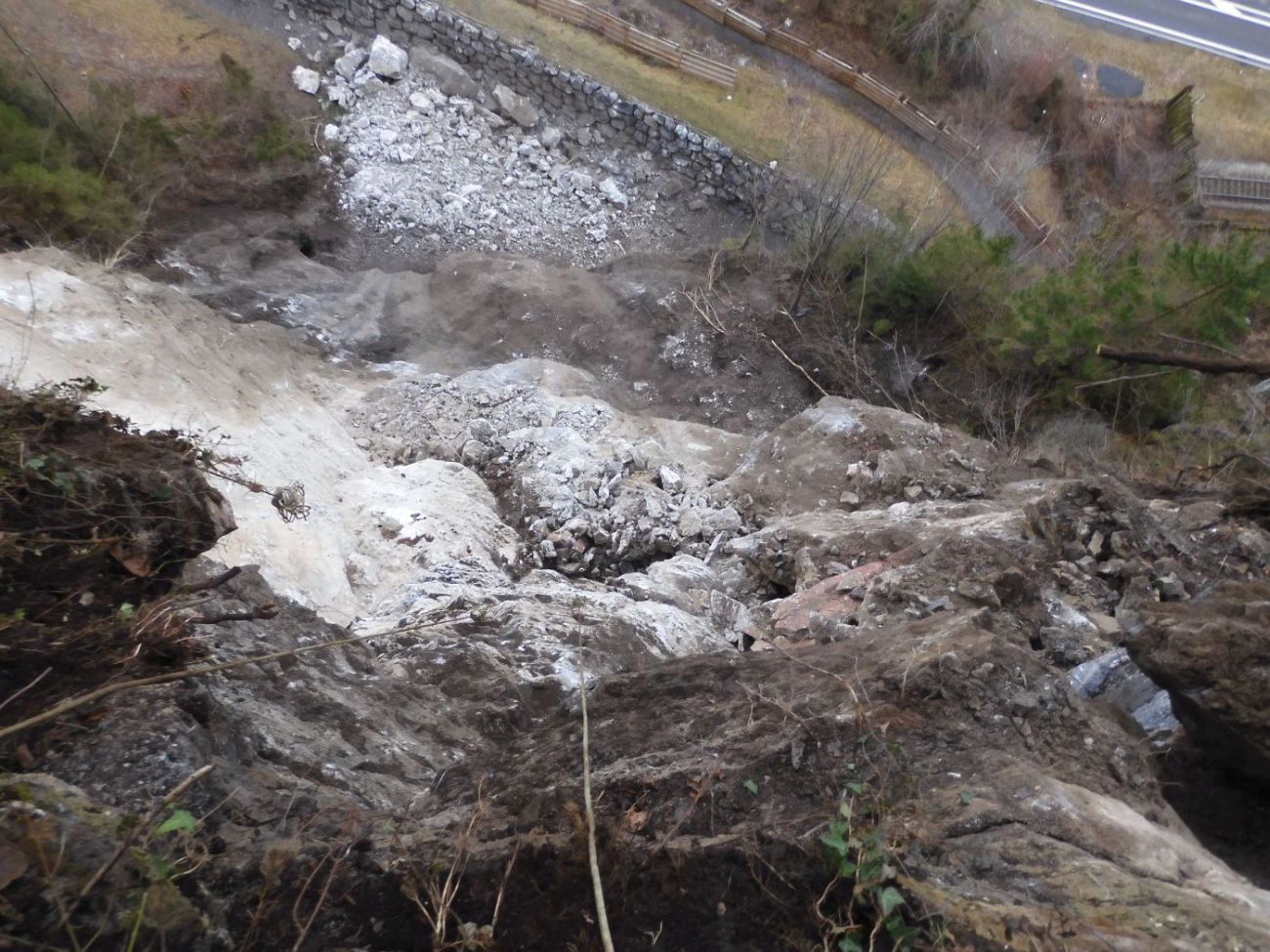 Blick von oben auf Damm mit Sturzschutt